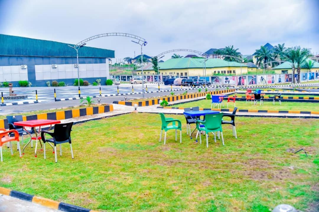 Murphy'S Mansion Resort Umuahia Esterno foto